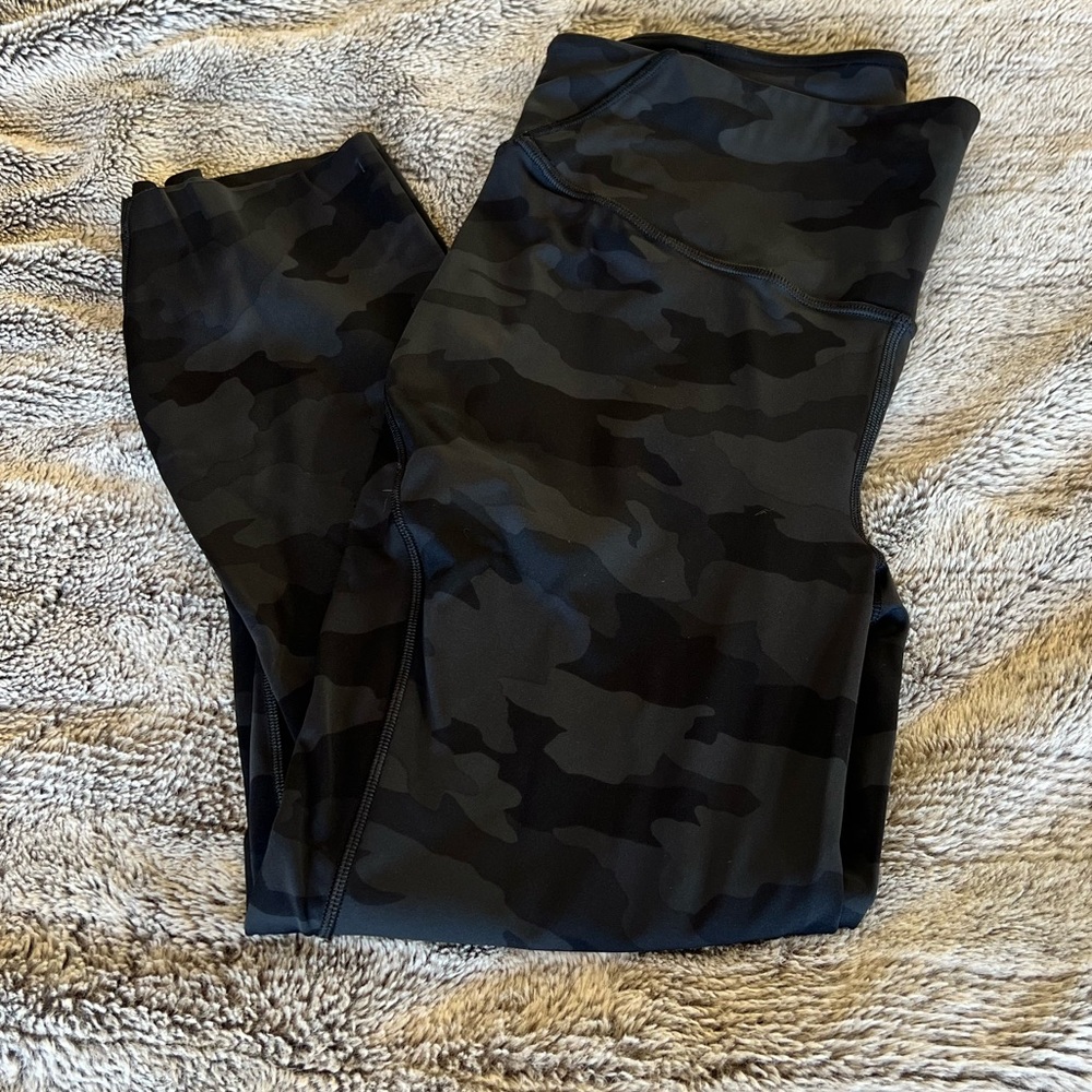 Lululemon base pace crops camo
